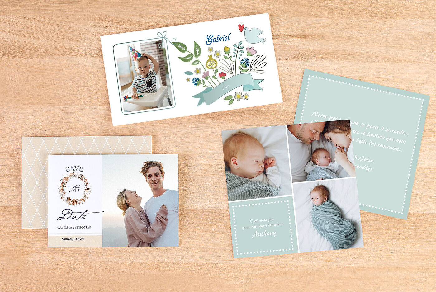Diverses cartes de vœux et invitations personnalisées sur une table.