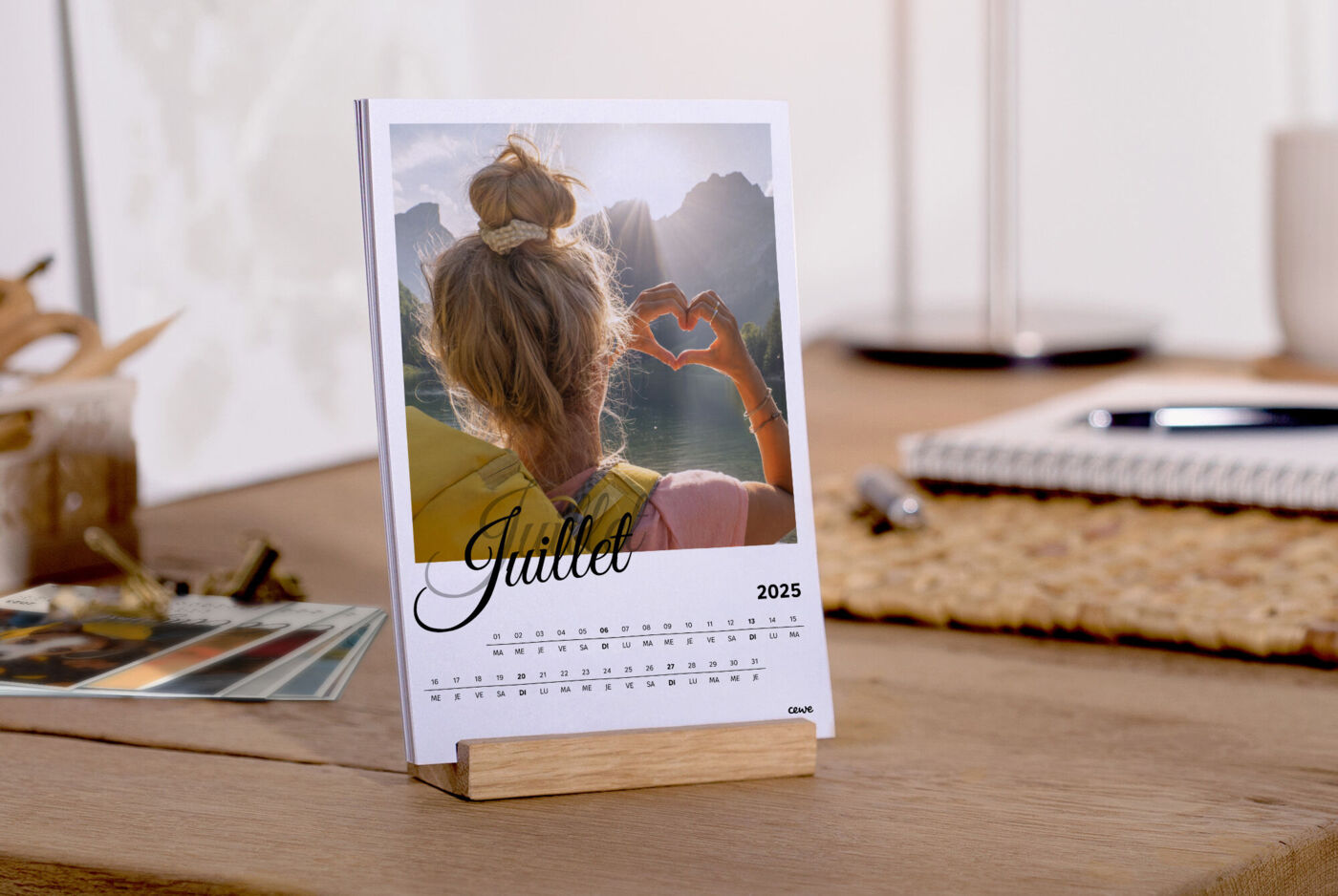 Calendrier d'une photo par mois de bureau avec support en bois