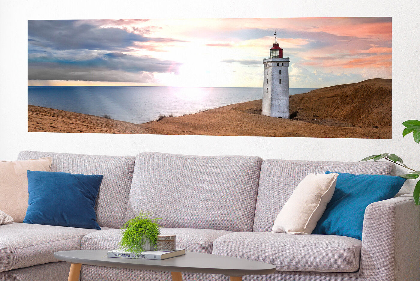 Un beau phare au bord de la mer, entouré de douces collines et d'un ciel coloré.